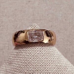 Ellie Vail | Ring | Donut Band with Center Stone